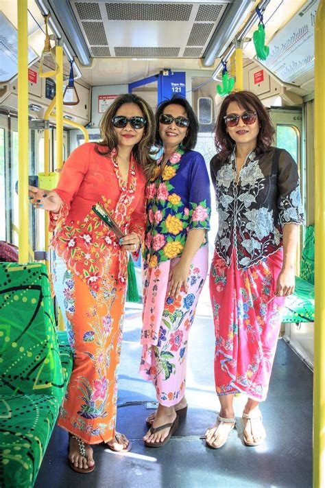 Kebaya encim - Melbourne Bus | Model kebaya, Pakaian tradisional ...