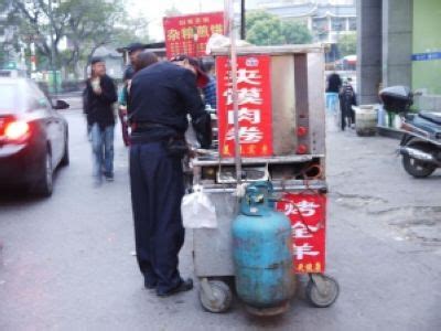 扬州晚报：流动摊点上 还有禁用的气瓶[图]-搜狐滚动