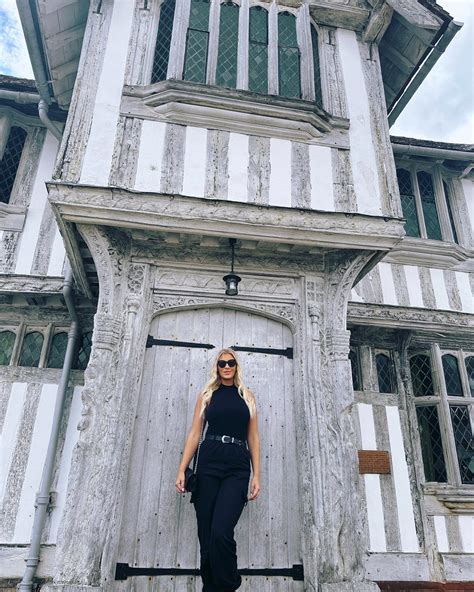 @tallgirl_penny | Big girl in a small village 😏 #lavenham #tall #tallestwoman | Instagram