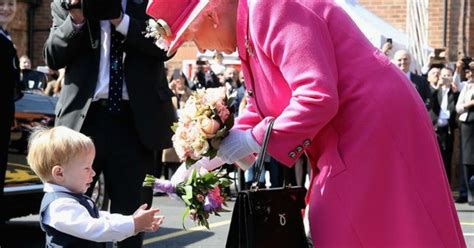 Queen Elizabeth Always Carries Same Handbag For All Events? Here's The ...