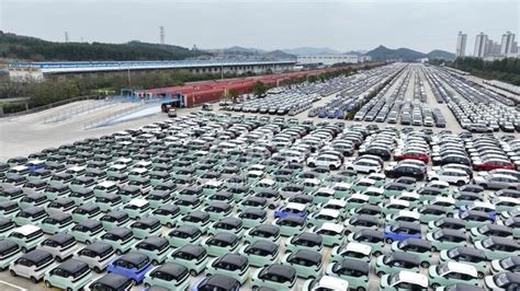广西柳州：汽车出口装运忙-人民图片网