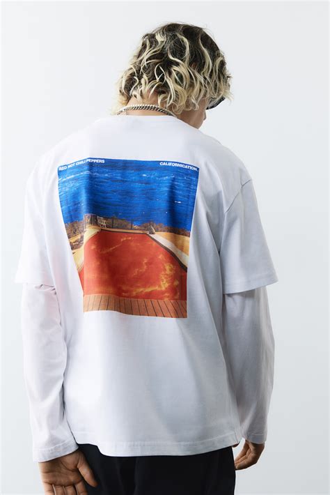 Loose Fit T-shirt - White/Red Hot Chili Peppers - Men | H&M IN