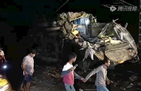 印度三列火车相撞，惨剧发生导致233人死亡，900人受伤！_事故_列车_铁路