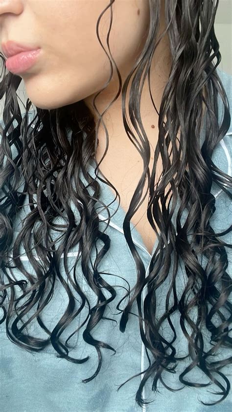 fresh shower/ washed hair 🫧 | Wavy hair, Wet and wavy hair, Curly hair ...