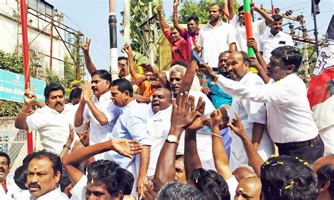 அ.தி.மு.க. கொடியேற்றிய ஓ.பி.எஸ். நிர்வாகிகளுடன் கைகலப்பு... எம்.ஜி.ஆர் ...