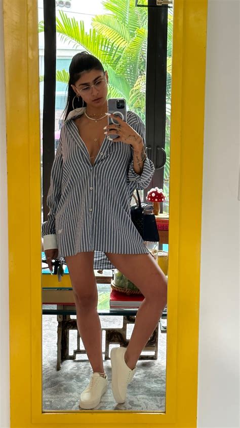 Mia Khalifa, sin ropa interior, posó frente al espejo con nada más que ...