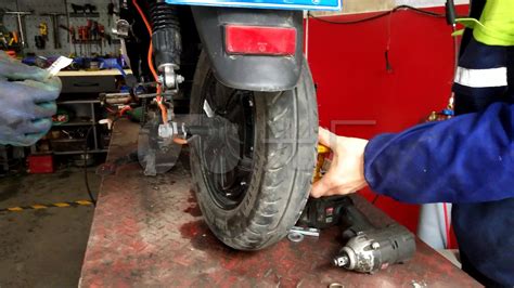 修理车库摩托车轮胎的英高清图片下载-正版图片502717439-摄图网
