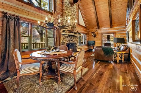 The Elk Lodge: Luxury Log Cabin at The Cinnamon Valley