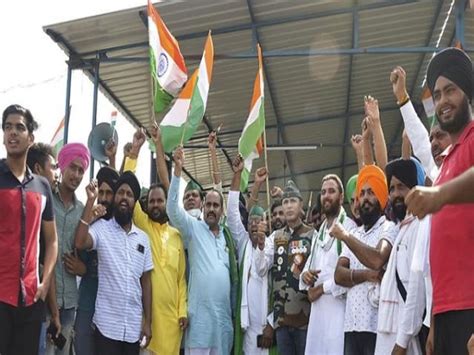 Protesting Farmers peacefully hoisted the tricolor on Delhi borders at ...