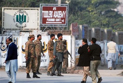 塔利班劫持巴基斯坦一学校 已致126死_半月谈网