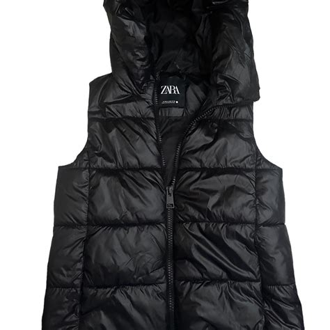 Zara Womens puffer vest *fits like a medium* - Depop