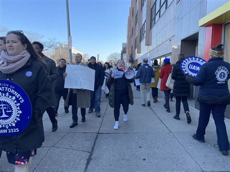 Queens public defenders walk out amid contract negations with Legal Aid ...