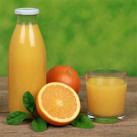 Fresh oranges and juice | Premium Photo