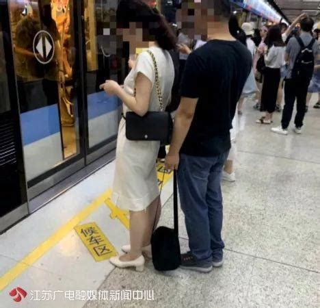 地铁上偷拍女生裙底 56岁成都男子被行拘7日_社会热点_社会频道_云南网