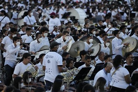 Music in the air: 12,000 Venezuelan musicians attempt ‘world’s largest ...