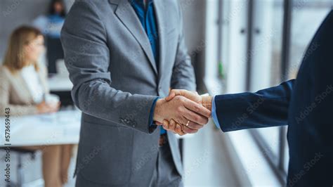 Business Person Shaking Hands 的图像结果