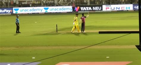 Watch Unseen Footage Of Umpire Protecting MS Dhoni From Rogue Fan From ...