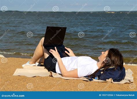 Beach Pictures with People Using Computer 的图像结果
