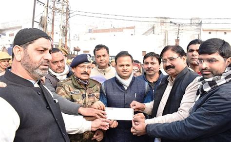 हिंसा में हुए नुकसान के लिए मुस्लिम समुदाय ने सौंपा 6 लाख का चेक, तो ...