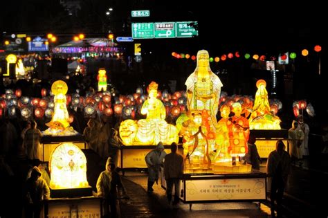 感受并参与韩国传统佛教文化活动“燃灯会” : VISITKOREA