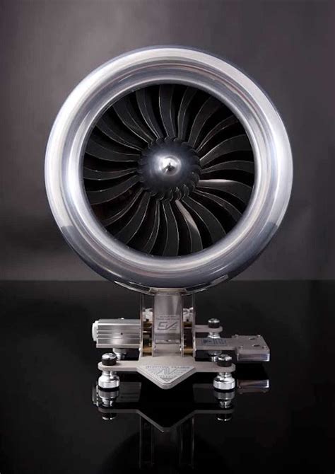 AVIATORE VELOCE TURBOJET: KADA SE UMETNOST SUSREĆE SA SVAKODNEVNIM ...