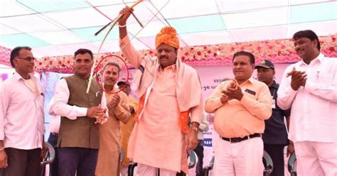 Gujarat: Bilkis Bano case convict shares stage with BJP MP and MLA in ...