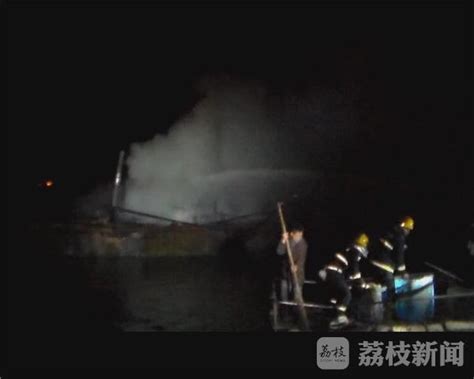 宜宾一艘渔政船只突发大火最新素材