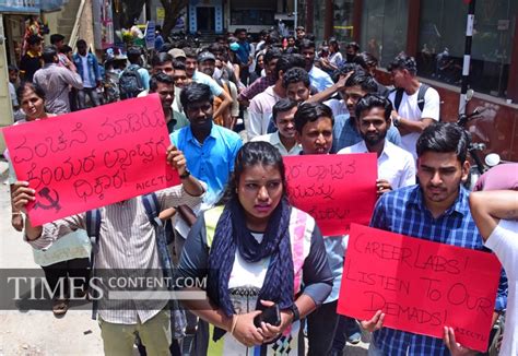 Protest News Photo Scores of students protest outside o...