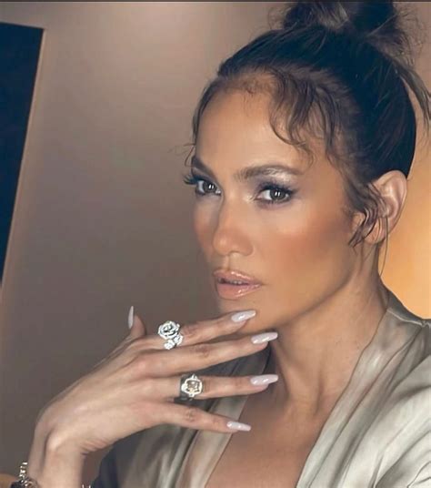 Jennifer lopez kicked off nyfw with steamy chai latte nails – Artofit