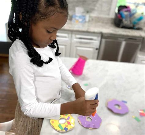 Kids Doing Crafts 的图像结果