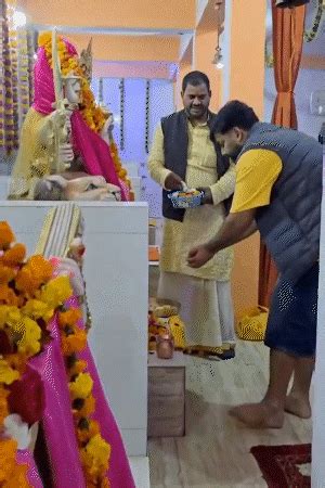 Pawan Singh shifts to Lucknow with mother amid gang threats | New Year ...