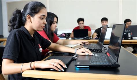 BBA vs BBA Honours: Which Path is Right for You? | Chitkara Blogs