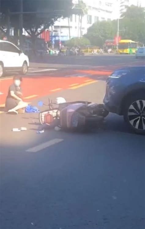 男子骑电动车摔倒，在地上翻滚几圈后淡定站起_凤凰网视频_凤凰网