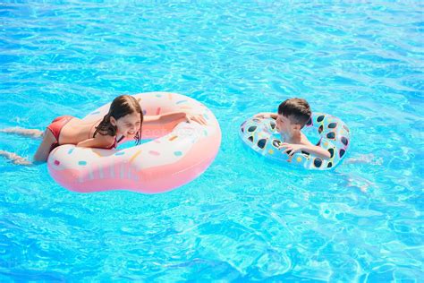 Sis vs Bro Swimming Pool 的图像结果