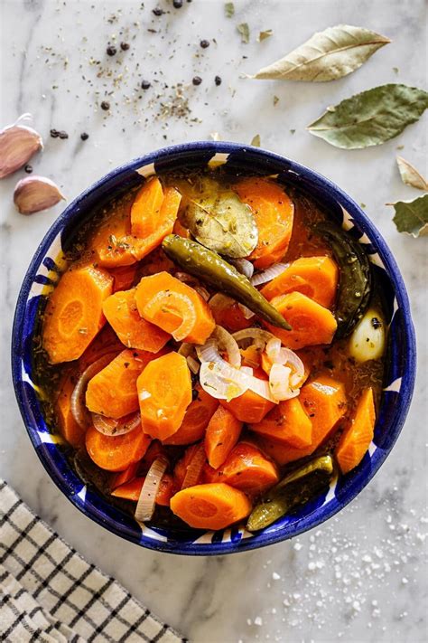 Mexican Pickled Carrots (zanahorias en escabeche)