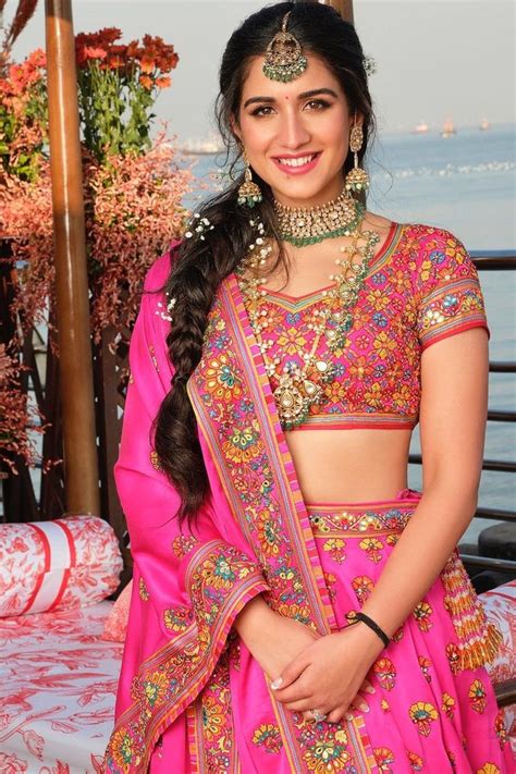 See Radhika Merchant's rosy glow in her latest mehendi ceremony ...