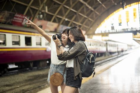 泰国曼谷的年轻旅游女青正在享受高清图片下载-正版图片307223934-摄图网