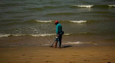 How to Use a Pinpointer Metal Detector 的图像结果