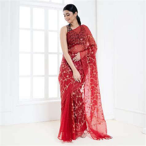 9 Nostalgic Navaratri Looks with Sassy Sarees – Boveee
