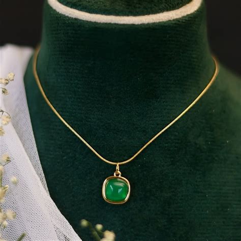 𝗘𝗺𝗲𝗿𝗮𝗹𝗱 𝗔𝘂𝗿𝗮 𝗣𝗲𝗻𝗱𝗮𝗻𝘁 𝗡𝗲𝗰𝗸𝗹𝗮𝗰𝗲 – NurayaJewels