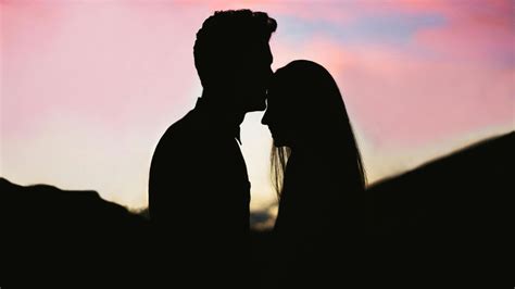 Kiss Day Shayari: पंखुड़ी इक गुलाब की सी है... दिल को छू जाएंगे ये शेर ...