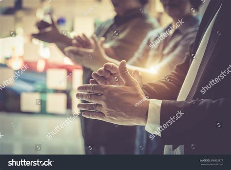 Business People Clapping 的图像结果