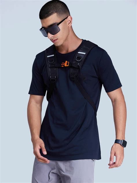 Black Pulse Seamless Tee – CAVA Athleisure Pvt Ltd