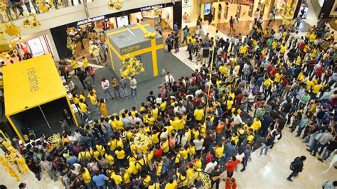 Realme holds its pop-up event, sees fans meeting CEO and queuing up to ...