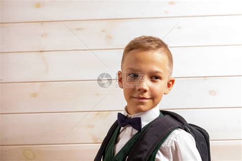 一个10岁的男孩在暑假过后准备上学回到学校孩高清图片下载-正版图片503853891-摄图网
