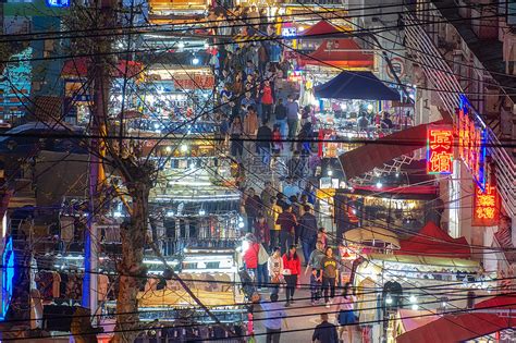 城市夜晚喧嚣的夜市商贩人群高清图片下载-正版图片501262082-摄图网