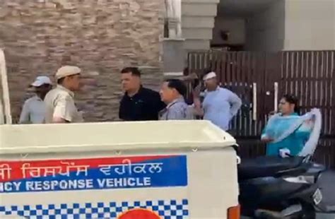 जालंधर के इस स्कूल के बाहर जबरदस्त हंगामा, चले तेजधार हथियार - uproar ...