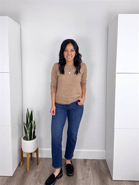 6 Outfits With a Brown Sweater for Fall