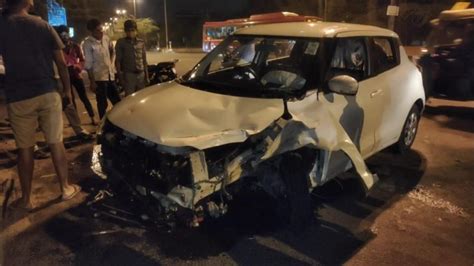 दिल्ली: रेडलाइट के खंभे से टकराई कार, पलटकर किनारे खड़ी हो गई - aruna ...