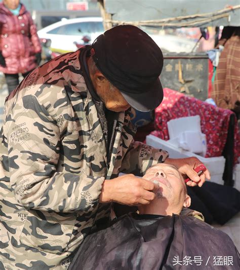 老人花10元剃头后满头伤口最新素材